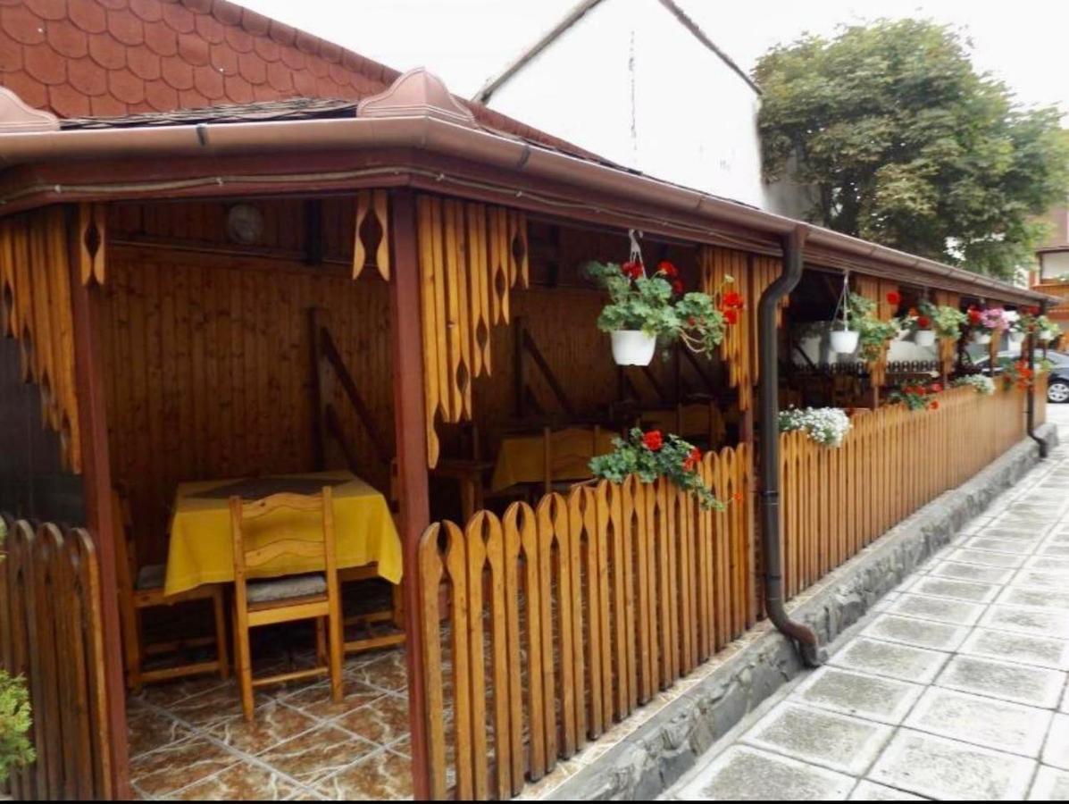 Bed and Breakfast Tulipan Panzio Сфинту-Ґеорґе Екстер'єр фото
